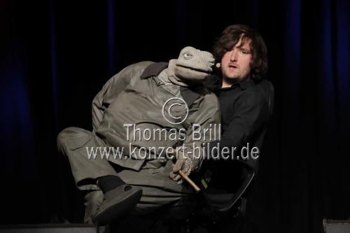 Deutscher Puppenspieler und Schauspieler Michael Hatzius gastiert mit seiner Echse bei der Eröffnungsshow 